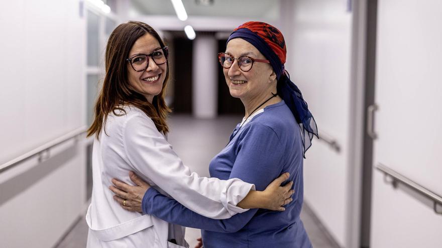 Mireia Roura, pacient oncològica, al costat de la seva psicòloga, Ingrid Ramo.
