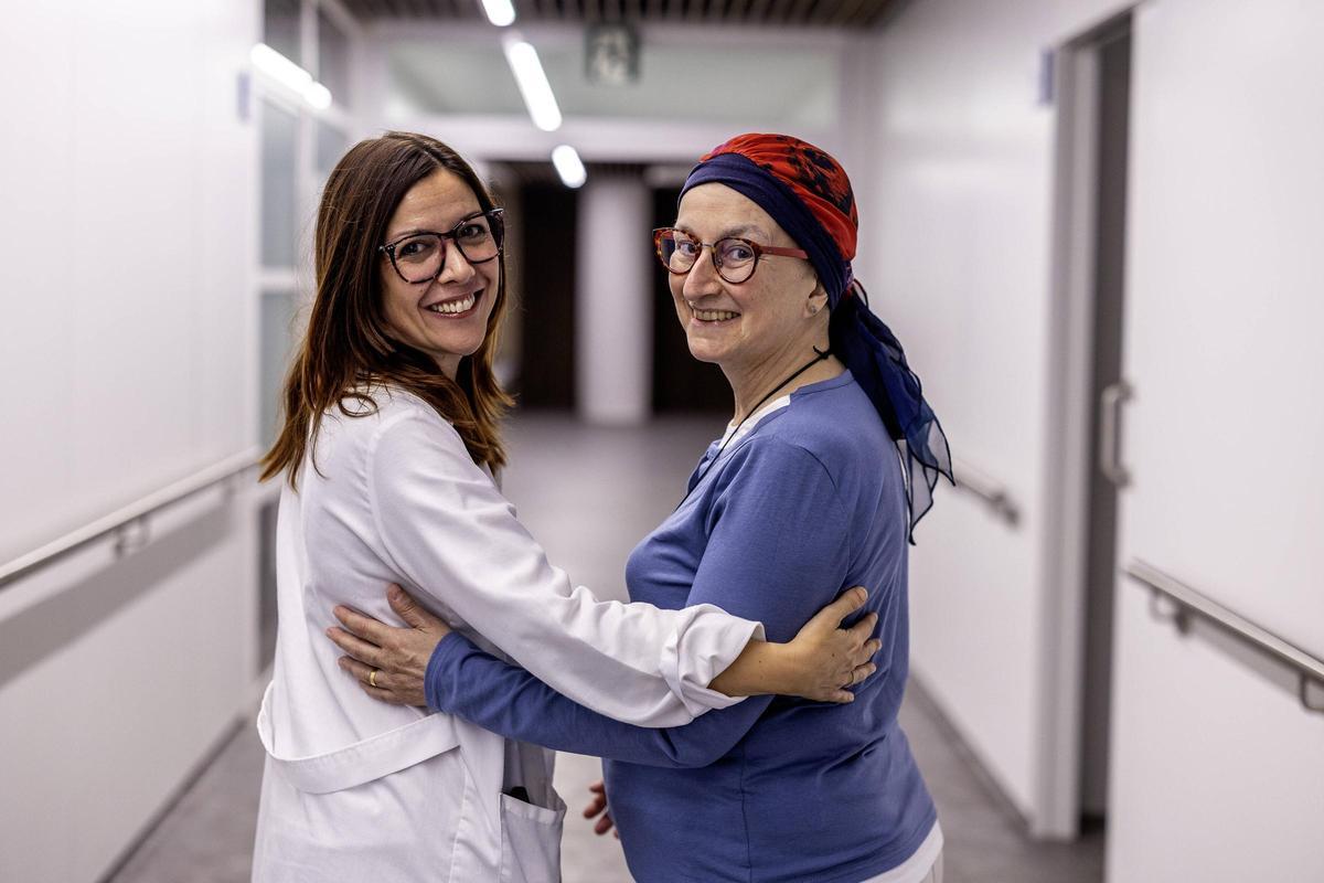 Mireia Roura, paciente oncológica, junto a su psicóloga, Ingrid Ramo.
