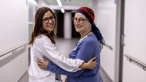 Mireia Roura, paciente oncológica, junto a su psicóloga, Ingrid Ramo.