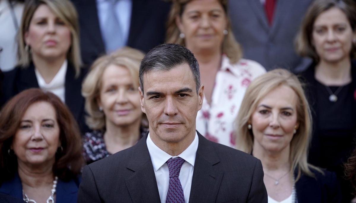 Entre l’enrenou polític i la ideologia Entre l’enrenou polític i la ideologia