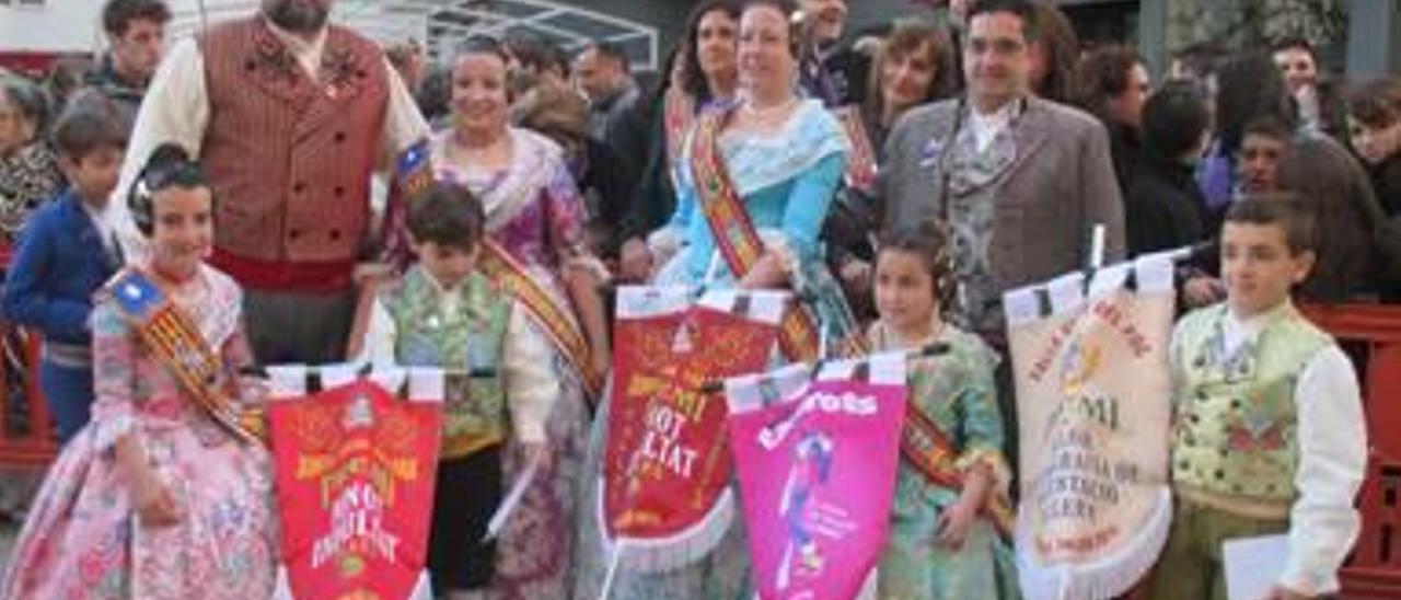 las falleras mayores del municipio fueron las encargadas de repartir los diferentes premios a las fallas y niños ganadores. Las asociaciones culturales recibieron los premios de mejor ninot 2016 y mejor librito de fiestas entre otros. Por su parte, varios niños fueron galardonados por su labor en el concurso de dibujo.f n. vernet