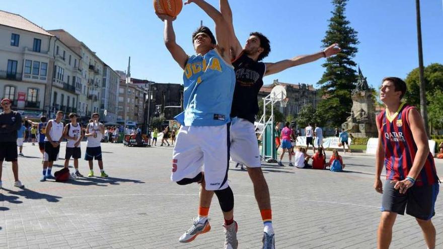 El baloncesto fue el protagonista en Plaza España durante todo el día de ayer.