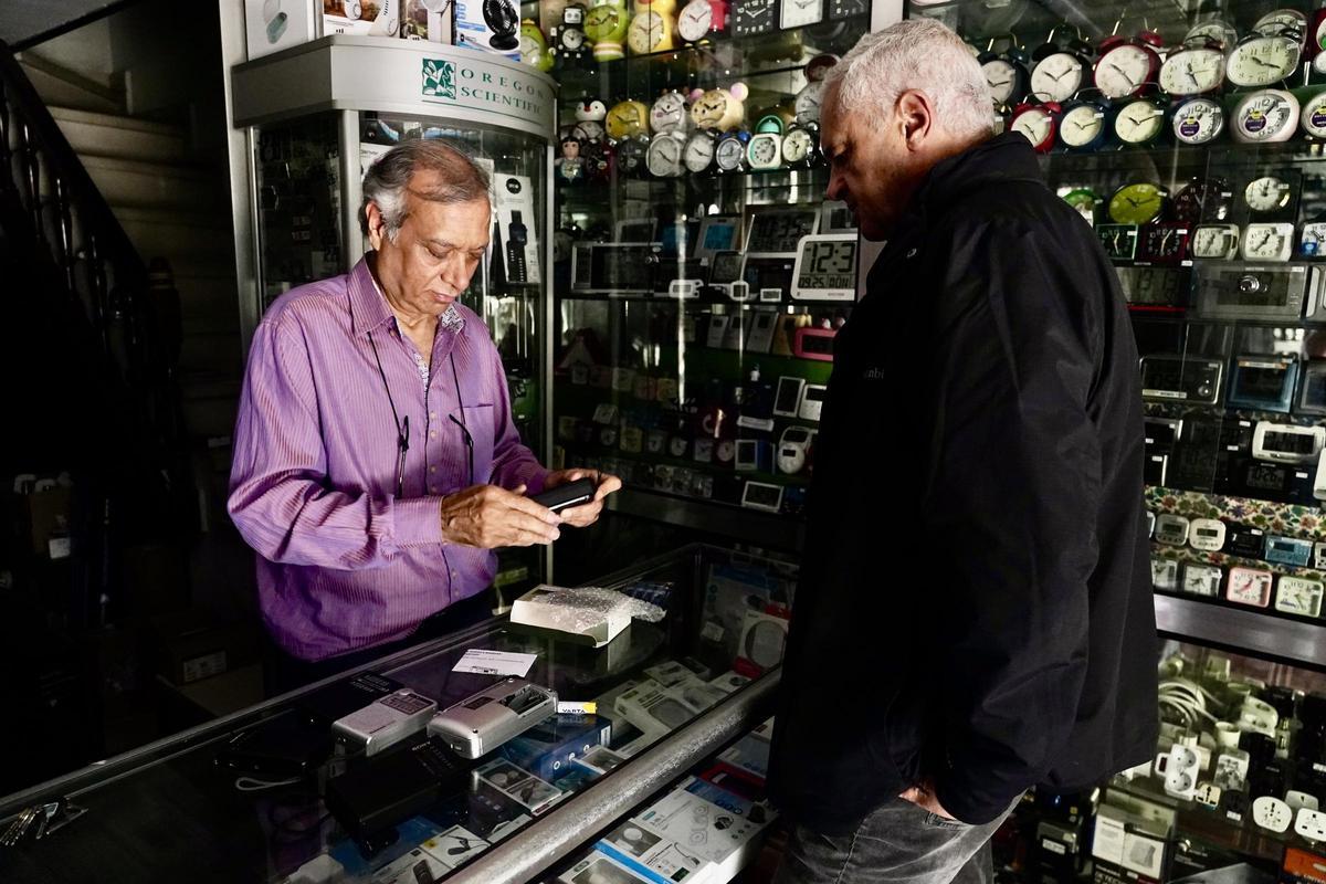 Las tiendas de transistores no pararon de vender dispostivos a pilas ante la falta de electricidad.