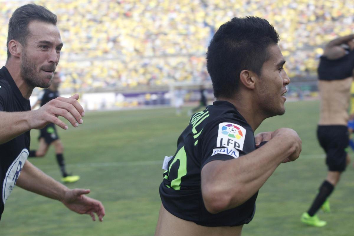 Uli Dávila, perseguido por Xisco tras marcar el gol del ascenso a Primera del Córdoba CF en Las Palmas, en junio de 2014.