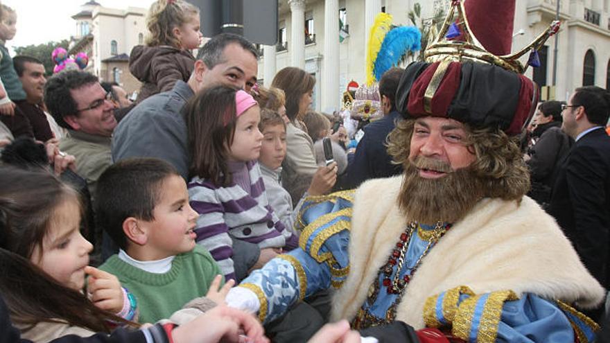El Rey Gaspar saluda a varios niños, esta tarde en Málaga.