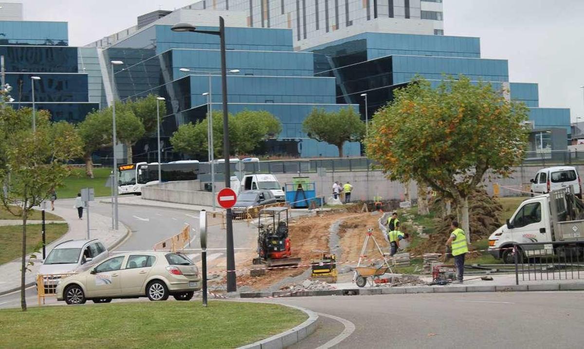Operarios trabajando en la construcción del nuevo acceso del HUCA esta semana.