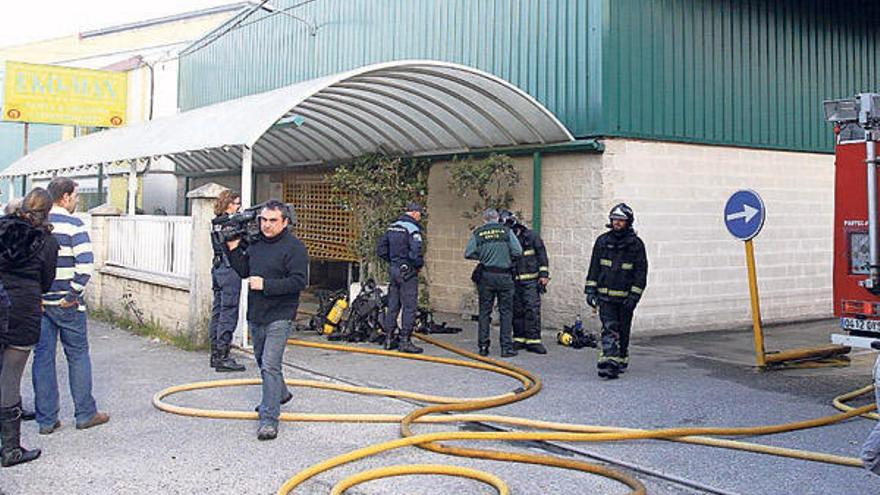 Un incendio calcina parte del almacén de la nave de un supermercado de A Ramallosa