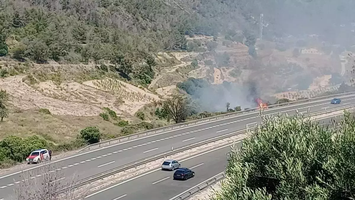 Extinguido un incendio de maleza seca en la zona del Túnel del Mascarat de Calp