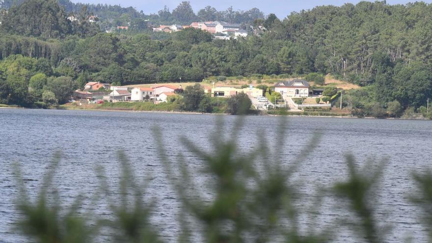 Viviendas en la zona en la que vecinos reclaman conectarse a la red general, en Seixurra. |   // VÍCTOR ECHAVE