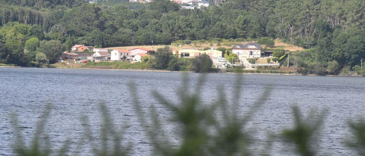 Viviendas en la zona en la que vecinos reclaman conectarse a la red general, en Seixurra. |   // VÍCTOR ECHAVE