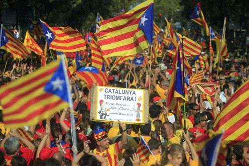 Miles de catalanes participan en la Diada más reivindicativa.