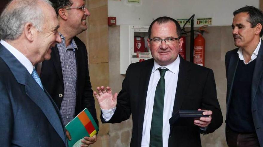 Sánchez Torre, en el centro, junto al rector, antes del acto.