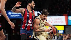 Laprovittola intenta avanzar defendido por Howard, este viernes en Vitoria.