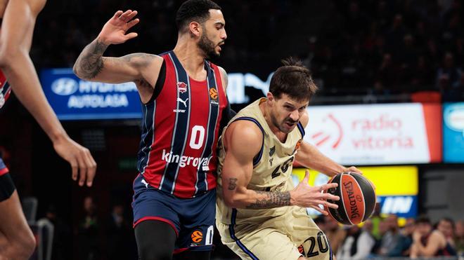 Laprovittola intenta avanzar defendido por Howard, este viernes en Vitoria.