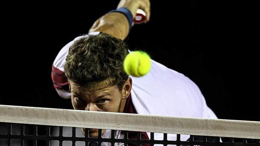 Pablo Carreño devuelve una bola junto a la red en su partido ante Dolgopolov. efe