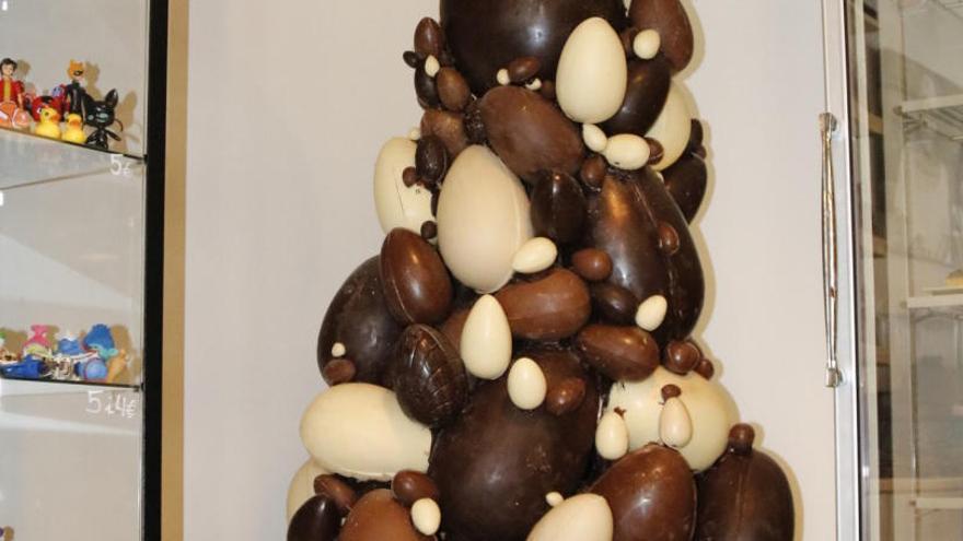 Una pastisseria crea una mona d&#039;ous de xocolata de més de dos metres d&#039;alçada