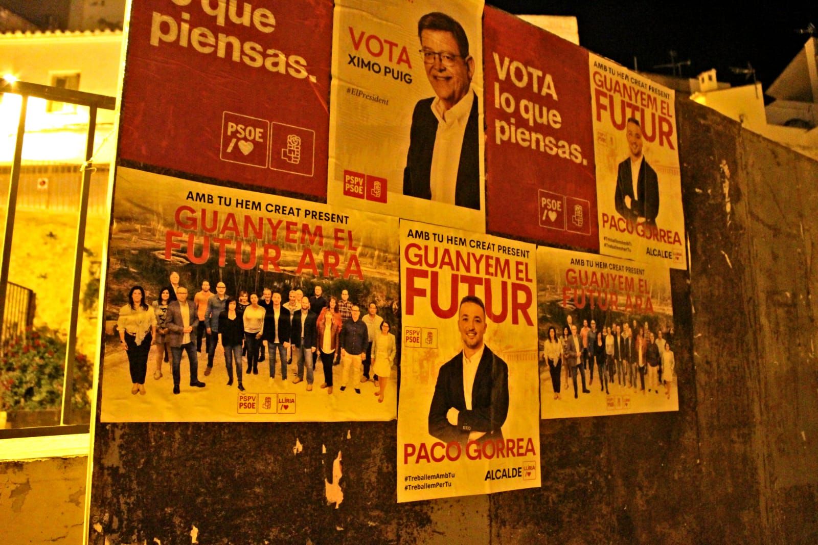 Noche de cuelga de carteles electorales en Camp de Túria