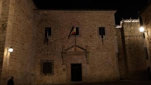 La Diputación de Cáceres ha oscurecido su fachada.