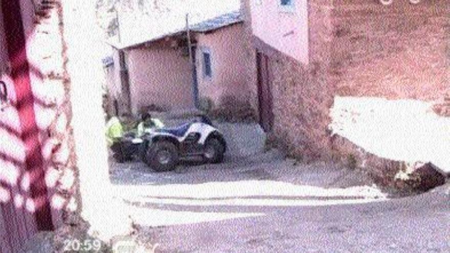 Agentes de la Guardia Civil investigan el quad en el que falleció un ciudadano francés en Ribas de Sil. / TVG