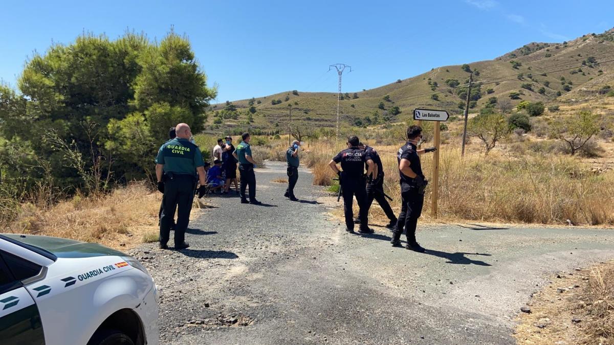 Agentes desplegados en el lugar.