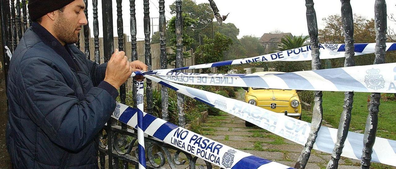 Imagen de la fatídica jornada, del precinto de la vivienda de los fallecidos. / CAMESELLE