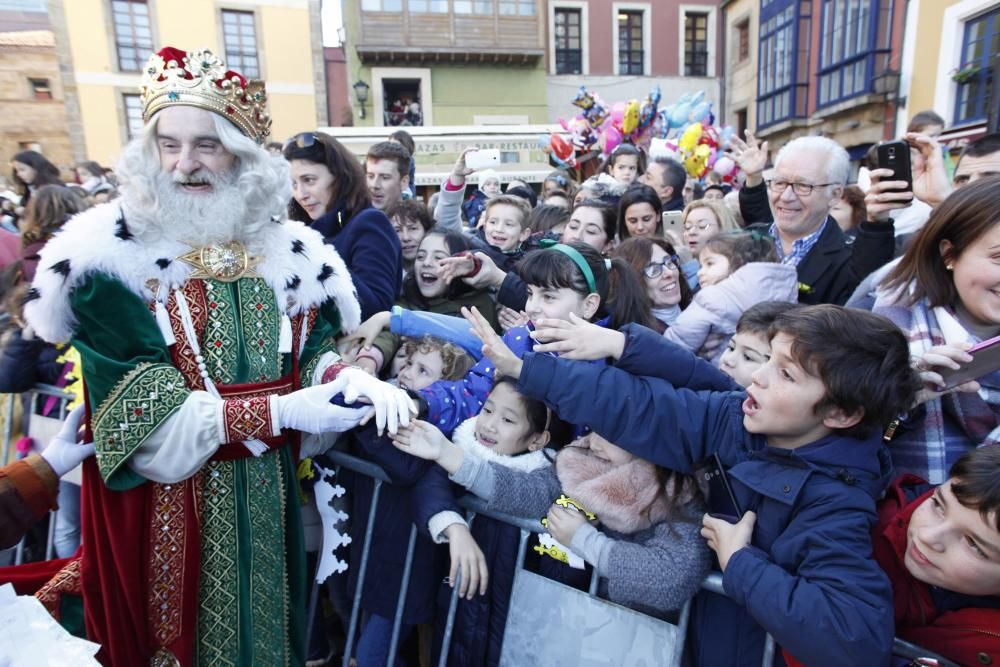 Una multitud recibe a los Reyes Magos en Gijón.