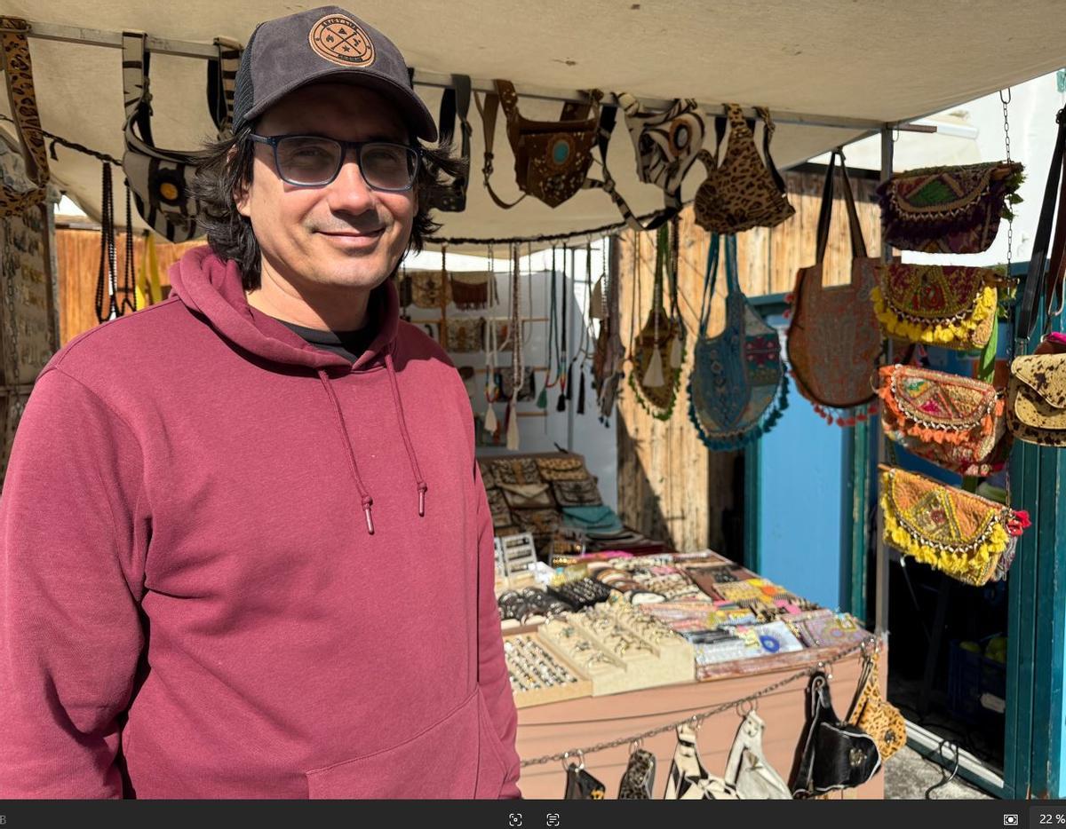 El coordinador del mercadillo, Pedro Sellés.