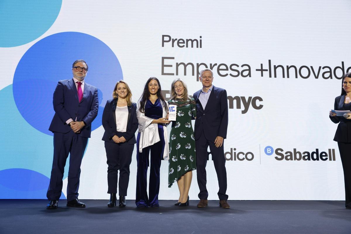 Entrega del premio a la empresa +Innovadora a Peptomyc. Recoge el premio Jörg Klumbis (CFO), Marie-Eve Beaulieu (CSO) y Laura Soucek (CEO). Lo entregan Alfonso Álvarez, CEO de Cellnex España, y Natàlia Mas, consellera de Economia