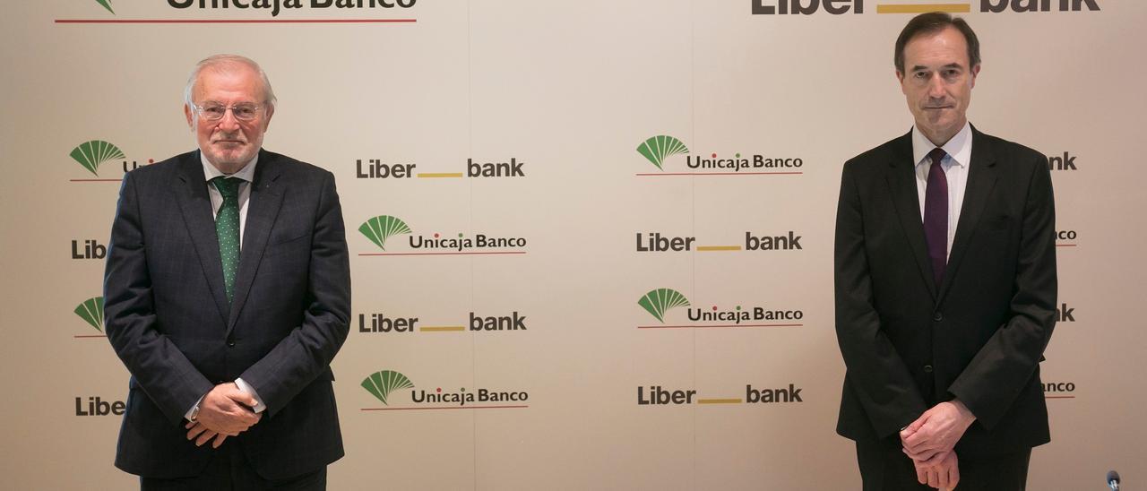 Manuel Azuaga, presidente de Unicaja Banco, y Manuel Menéndez, consejero ejecutivo.