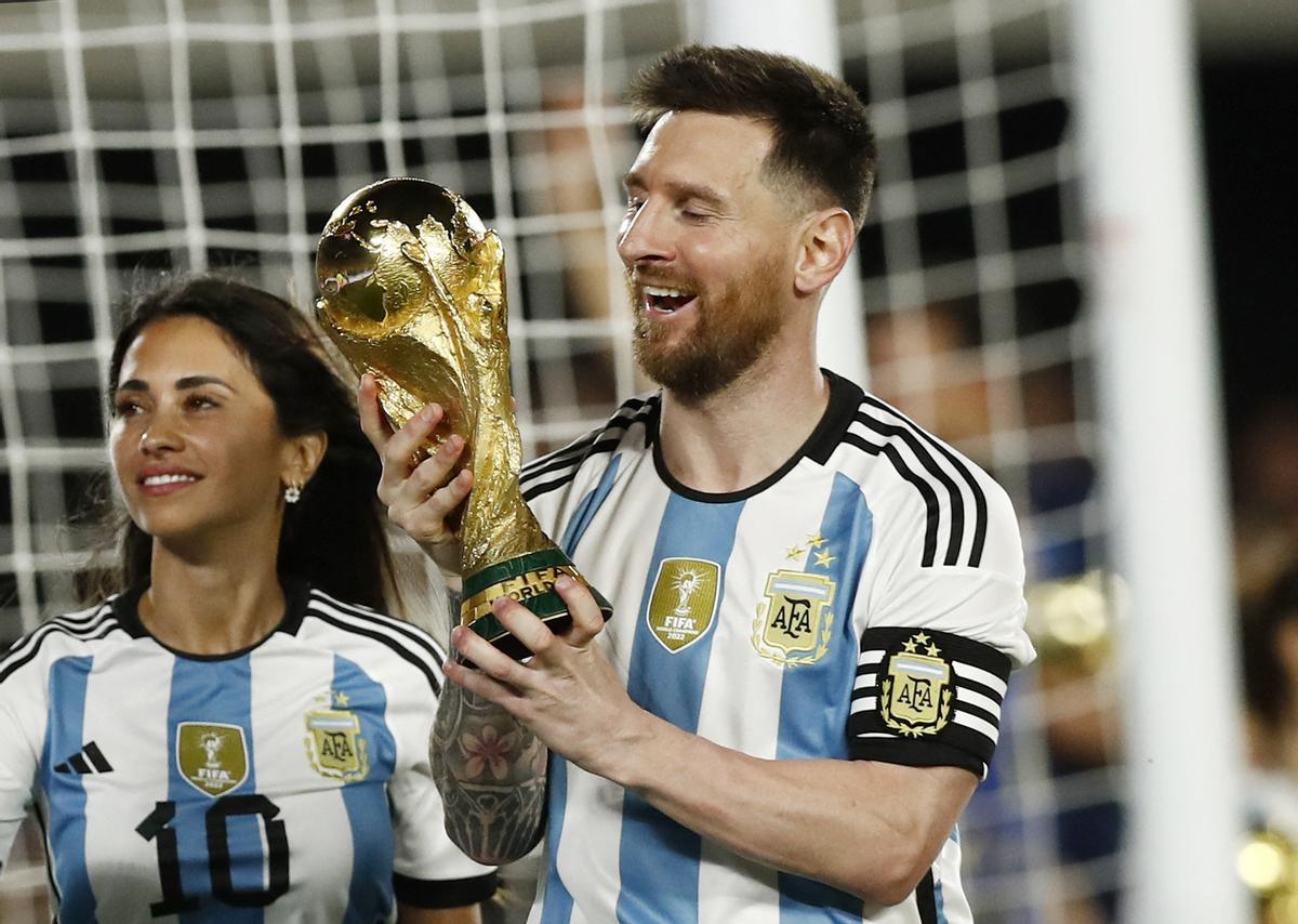  Lionel Messi de Argentina con Antonela Roccuzzo y el trofeo de la Copa del Mundo después del partido amistoso  contra Panamá.