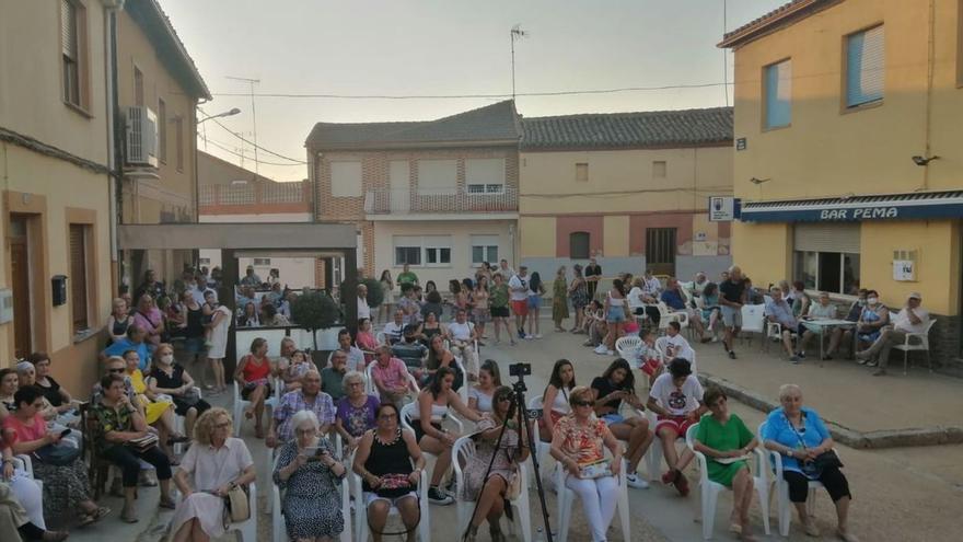 Fuentes de Ropel arranca su verano cultural con una actuación musical y elimina el espectáculo pirotécnico