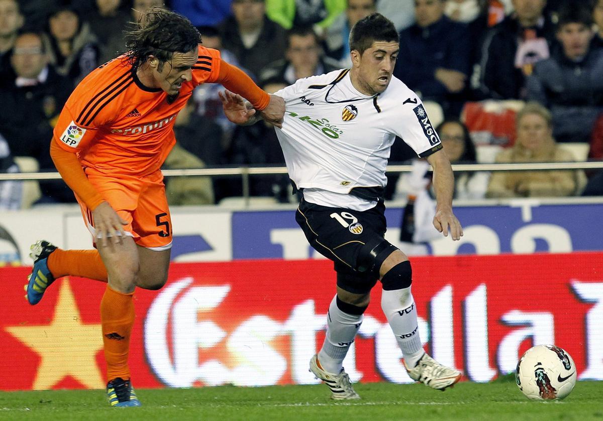 Pablo es agarrado por Lanzaro en un Valencia-Zaragoza.