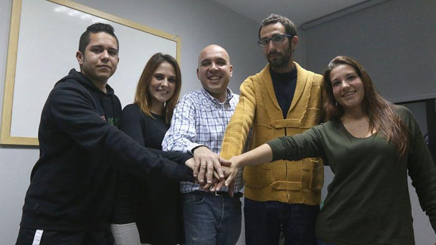 Roberto Usano, con cuatro de los asistentes a La Akademia.