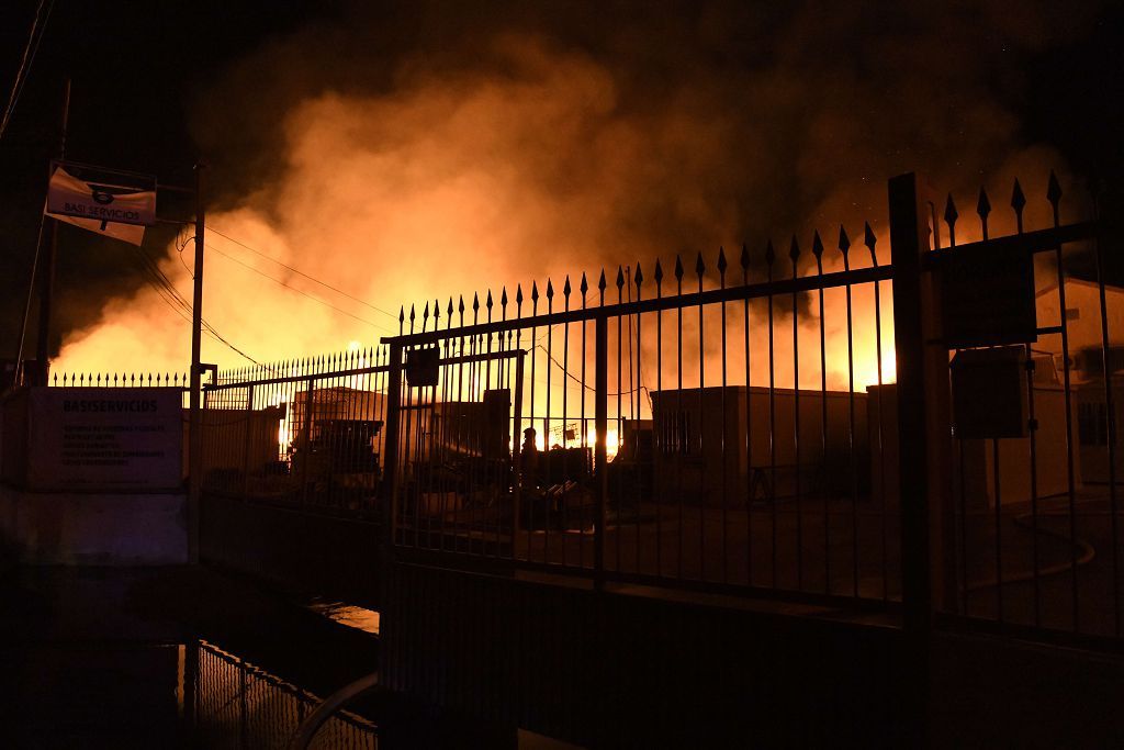 Estas son las imágenes que el aparatoso incendio de Puente Tocinos ha dejado este sábado