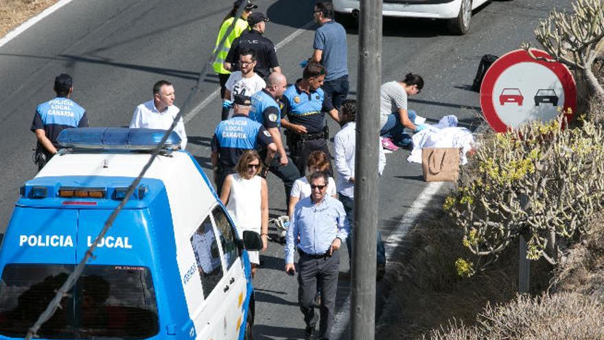 Agentes de la Unidad de Tráfico de la Policía Local y del Cuerpo Nacional de Policía en el lugar del suceso.