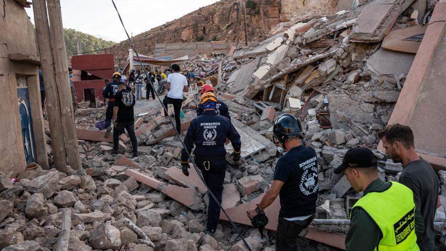 Voluntarios acceden a pie a los pueblos aislados por el terremoto en Marruecos