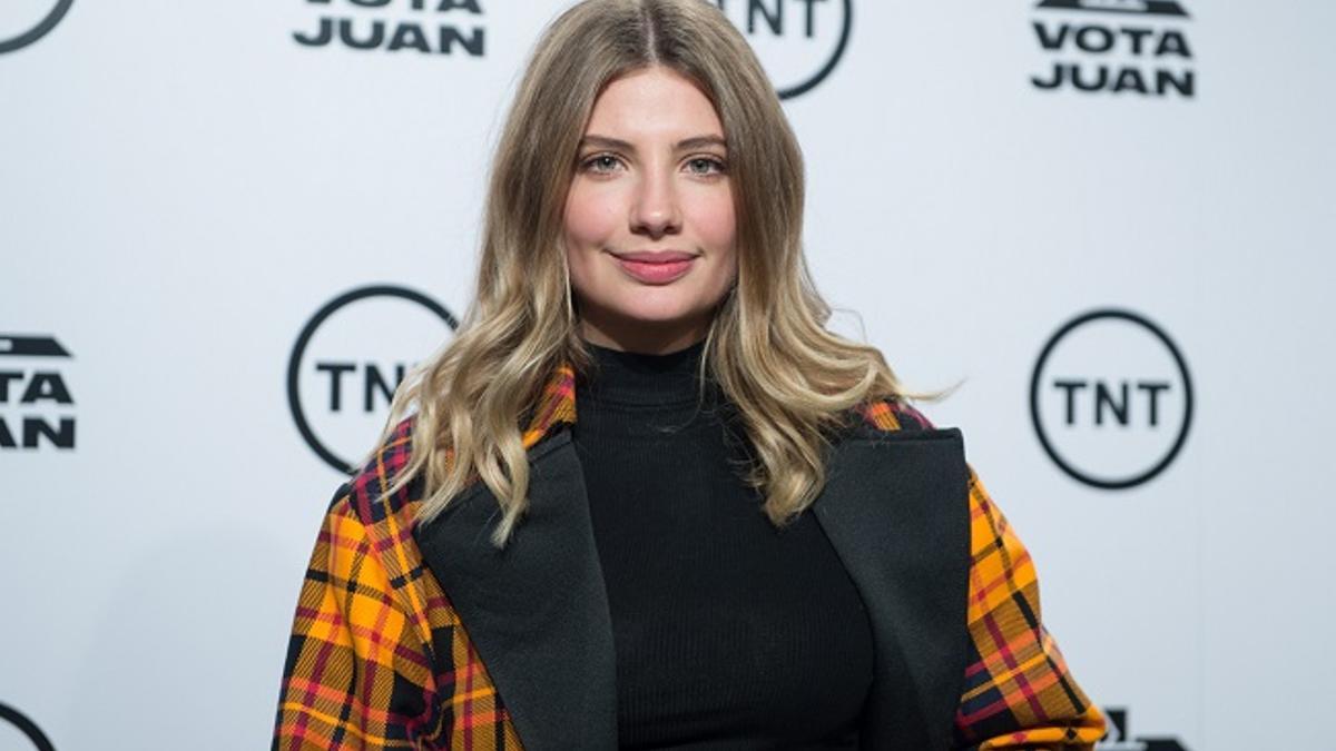 Miriam Giovanelli con gabardina de cuadros naranja en la presentación de la serie 'Vota Juan'