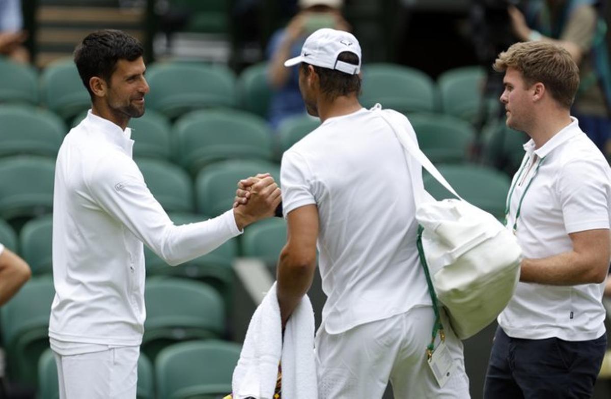 Djokovic y Nadal se saludan en la central de Wimbledon.