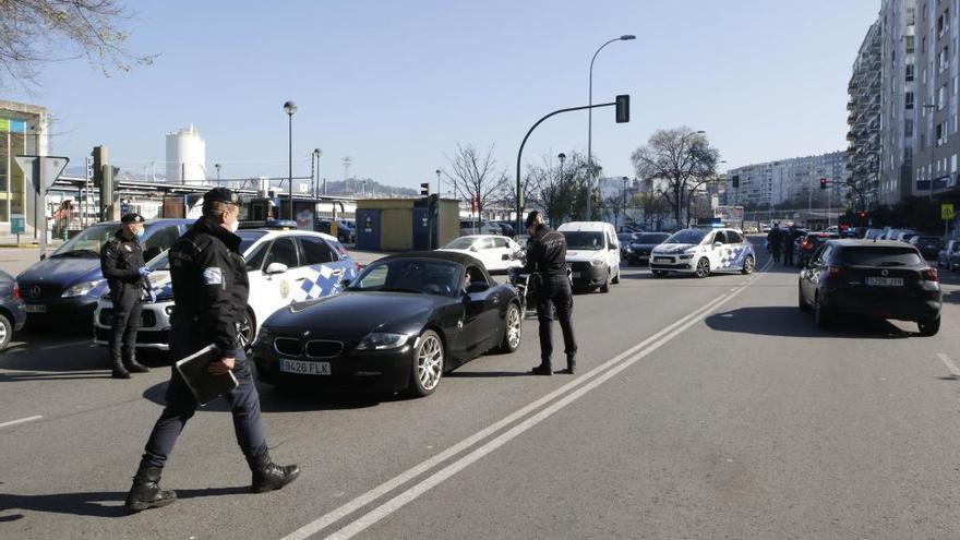 Un control de la Policía Local de Vigo para garantizar el confinamiento por la crisis del coronavirus. // Alba Villar