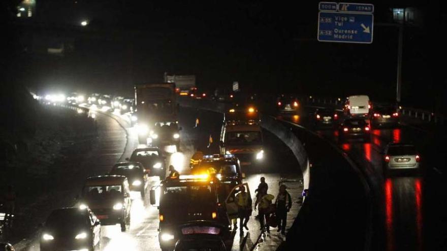El accidente múltiple ocurrió en la autopista AP-9, a la altura del término municipal de Vigo. // J. Lores