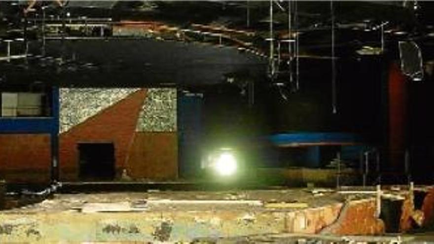 Interior vandalitzat de l&#039;antiga discoteca Pont Aeri, que va ser tancada per ordre de l&#039;Ajuntament el 2001