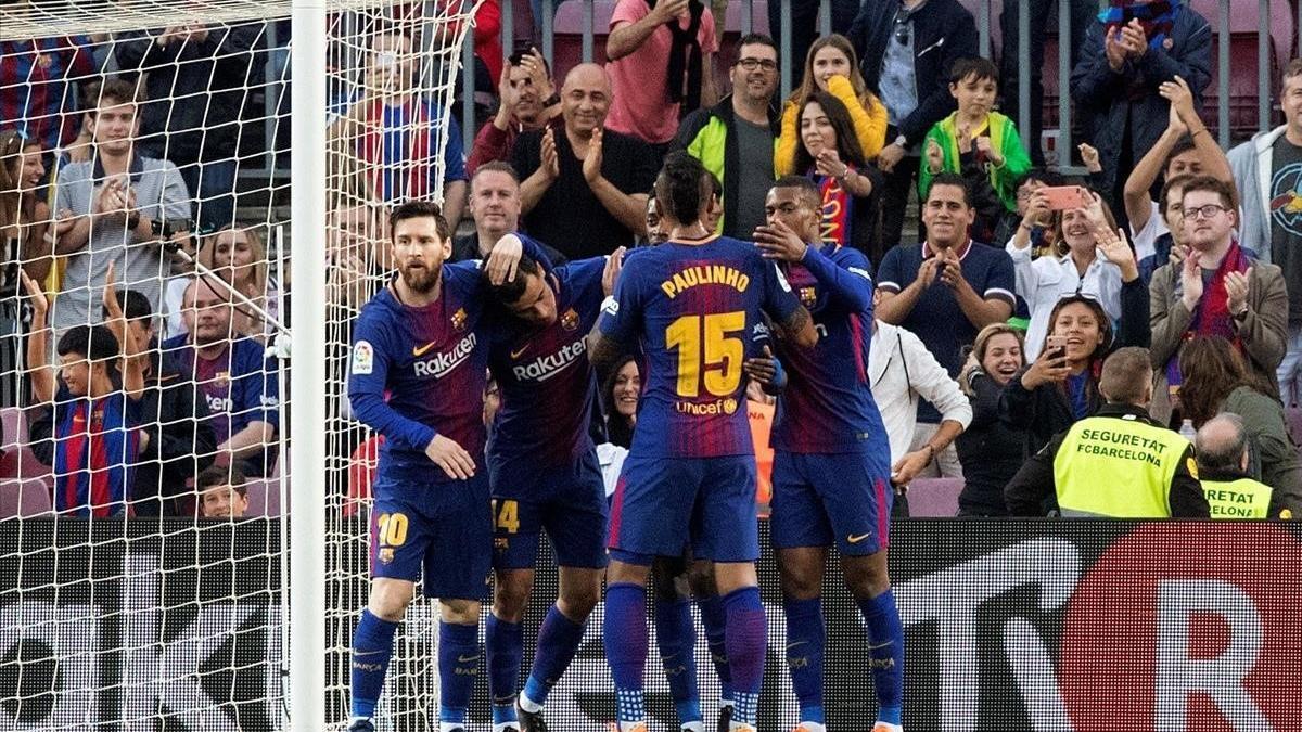 Los jugadores del Barça felicitan a Coutinho tras el primer gol azulgrana