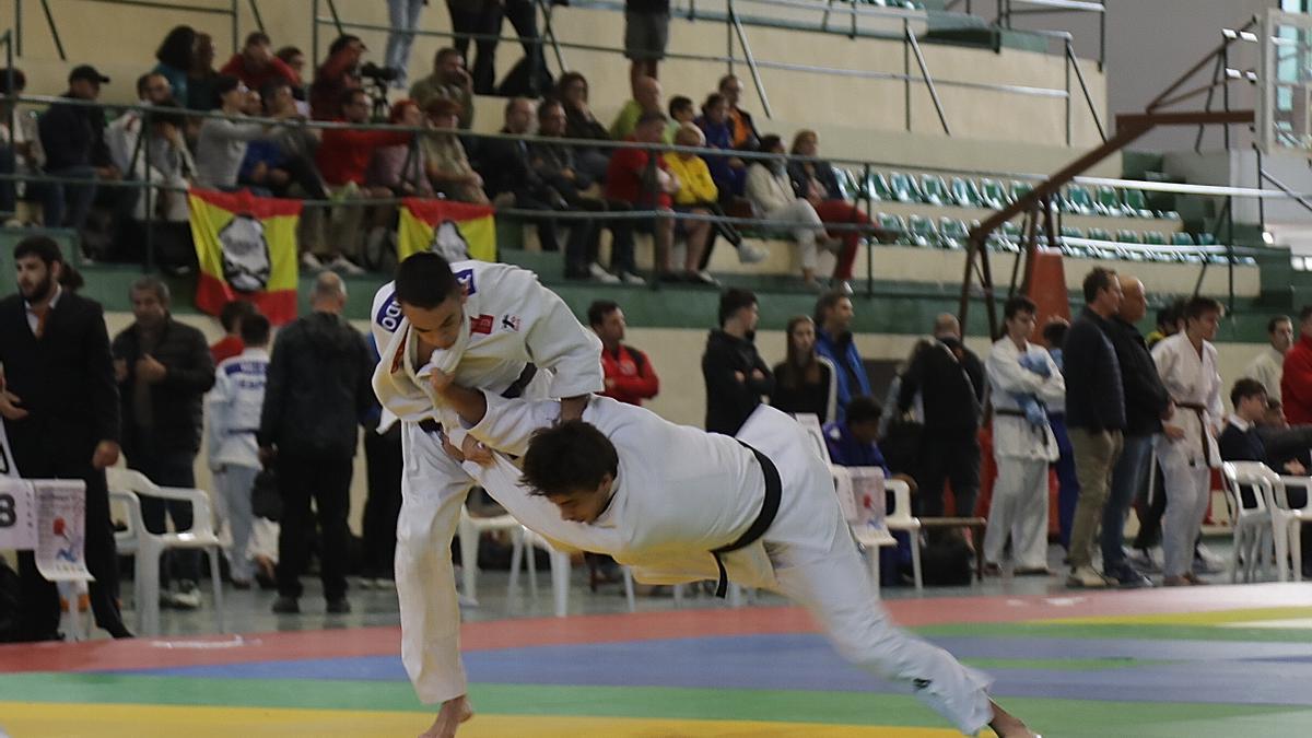 Dos deportistas en una competición de judo en Ontinyent.