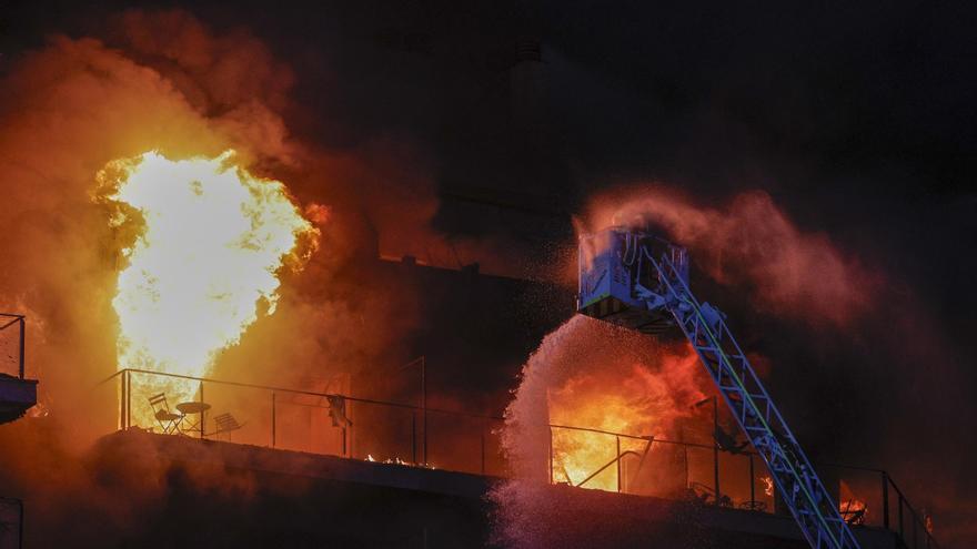 Instalan un hospital de campaña junto al doble edificio incendiado de Campanar (Valencia)