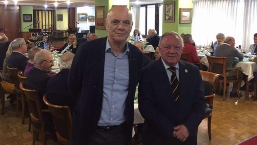 Por la izquierda, Mariano Revuelta y Manuel González, presidente del Casino de Avilés, ayer, antes del inicio del acto de homenaje en la entidad.