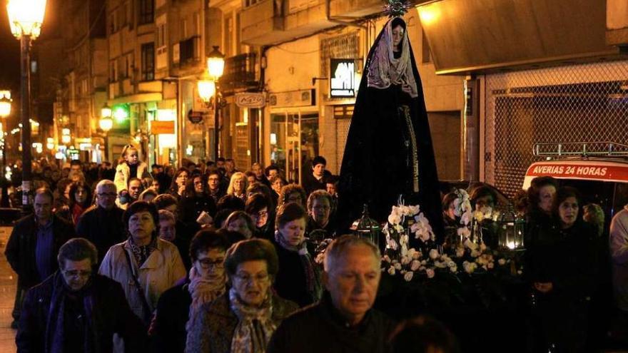 La procesión de la Dolorosa abre los pasos de la Semana Santa de A Estrada. // Bernabé/Javier Lalín