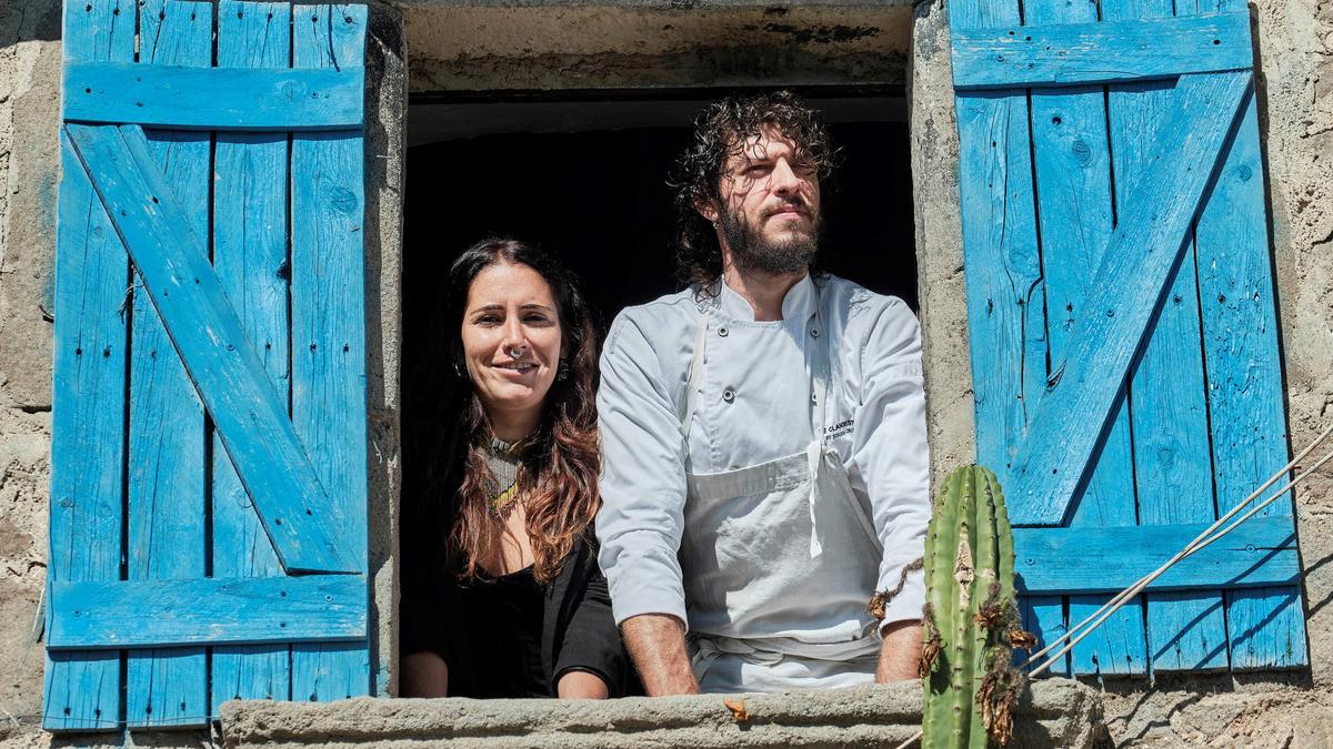 Estela Barroso y Joseba Cruz, en una ventana del 'mas' donde está Le Clandestin.