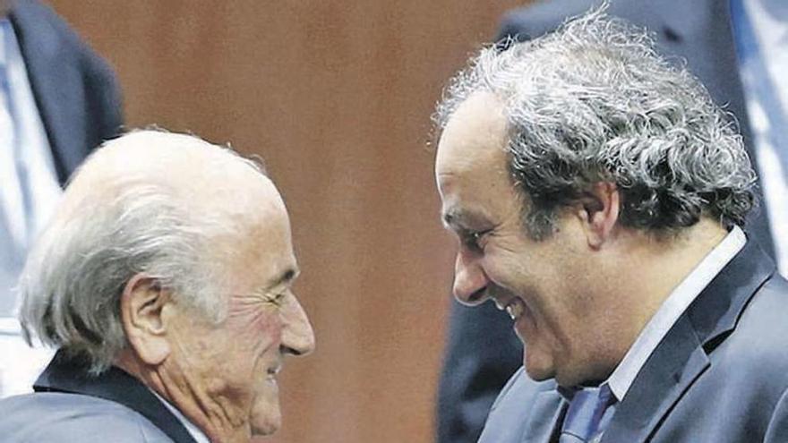 Blatter y Platini se saludan en una reunión de la FIFA.