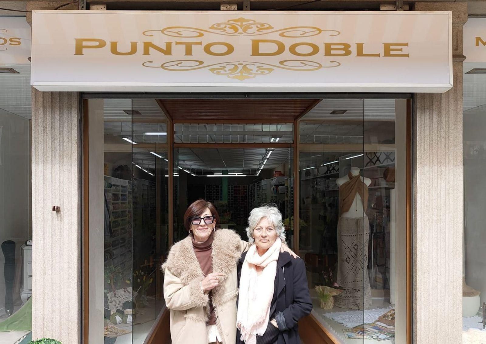 Las hermanas Caramés, delante de su tienda. |  S. P.