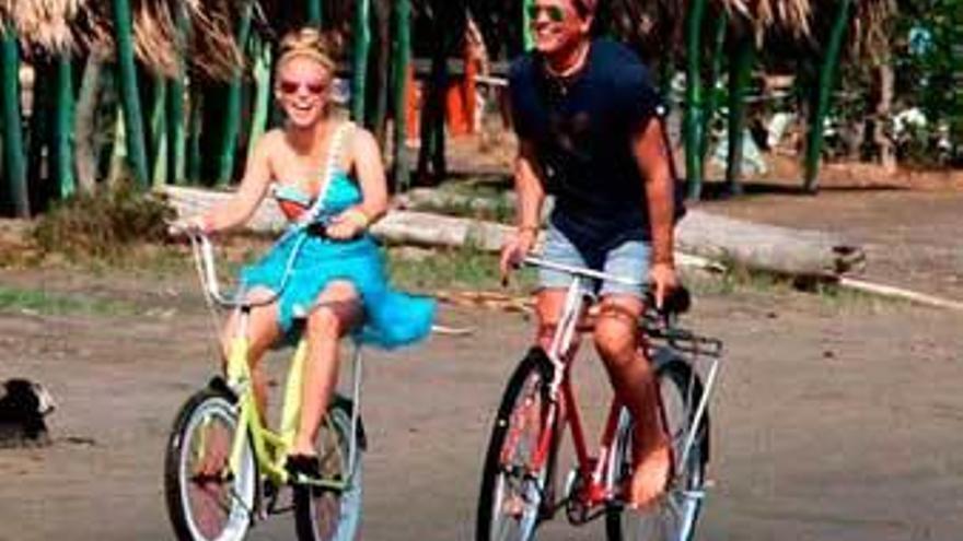Shakira y Carlos Vives durante el videoclip de &quot;La bicicleta&quot;.